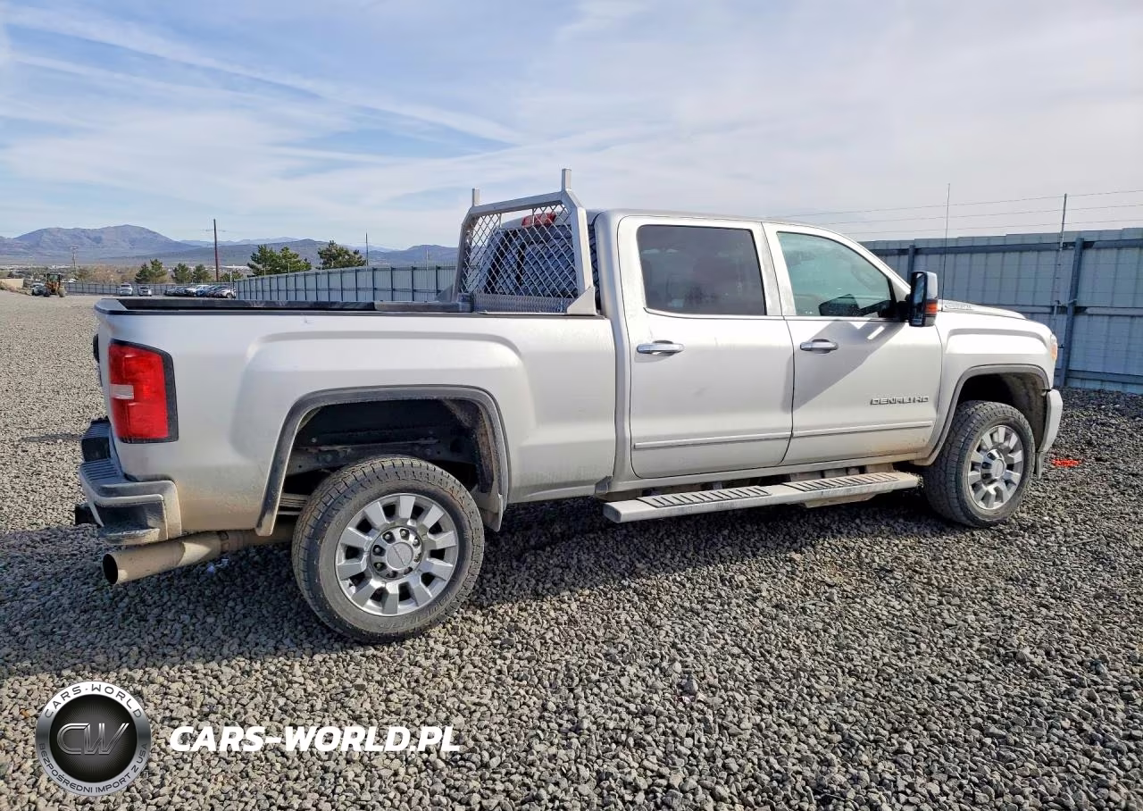 2018 GMC Sierra K2500 Denali VIN:1GT12UEYXJF234245 - 3