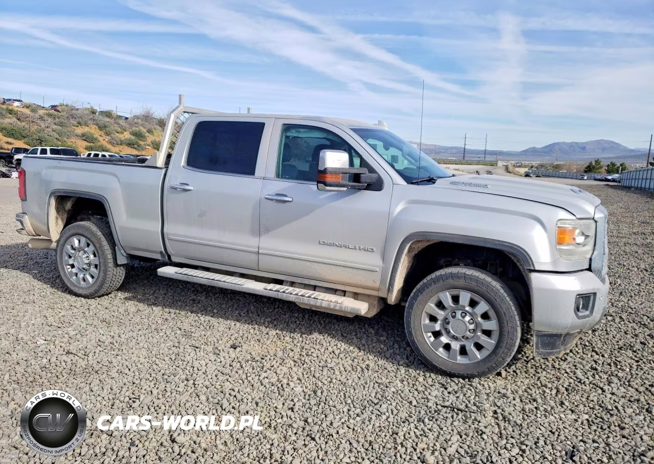 2018 GMC Sierra K2500 Denali VIN:1GT12UEYXJF234245 - 4
