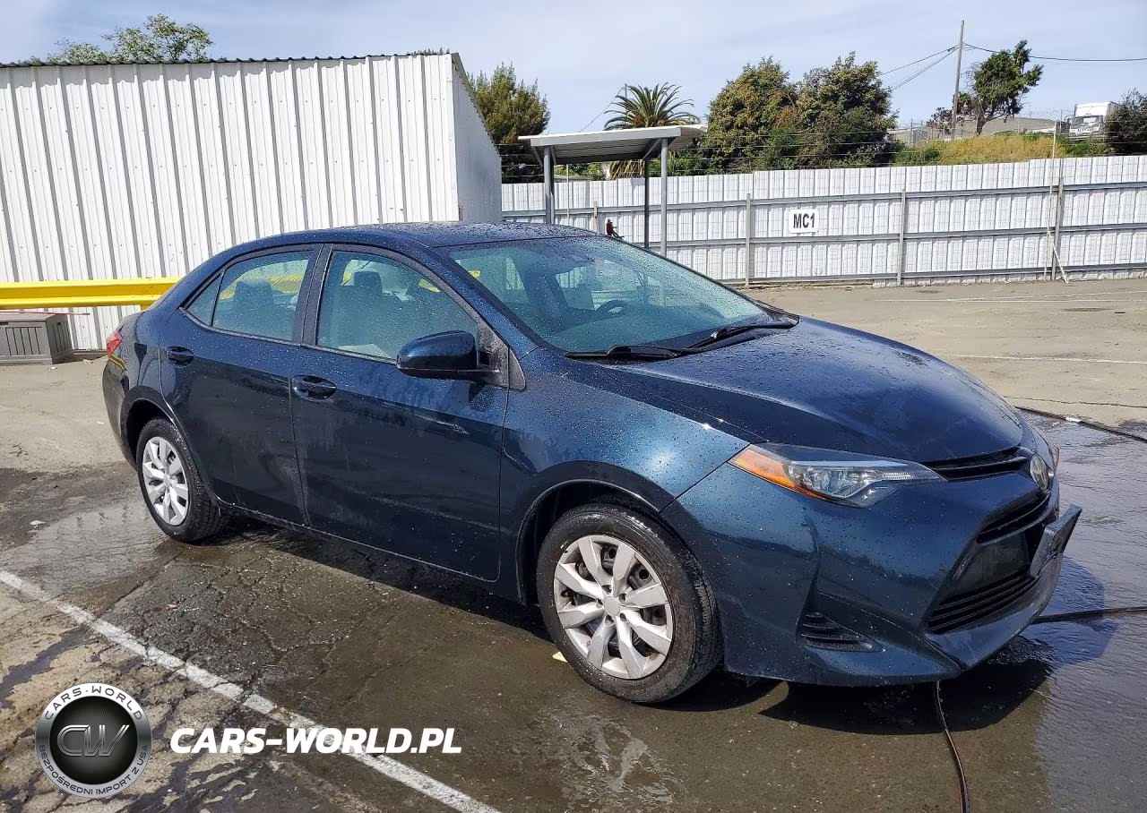 2018 Toyota Corolla Le VIN:2T1BURHE3JC084551 - 4