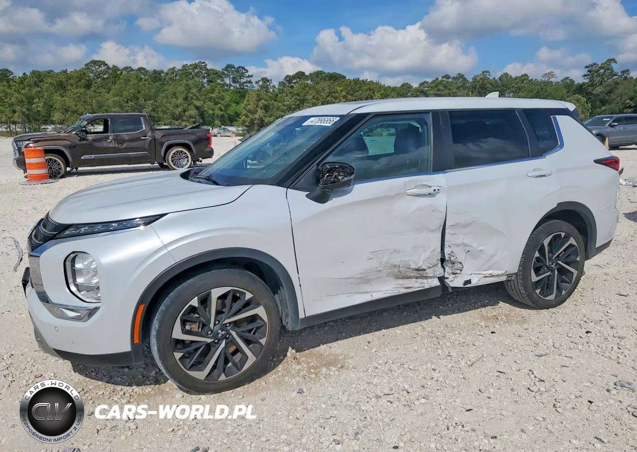 2023 Mitsubishi Outlander Se