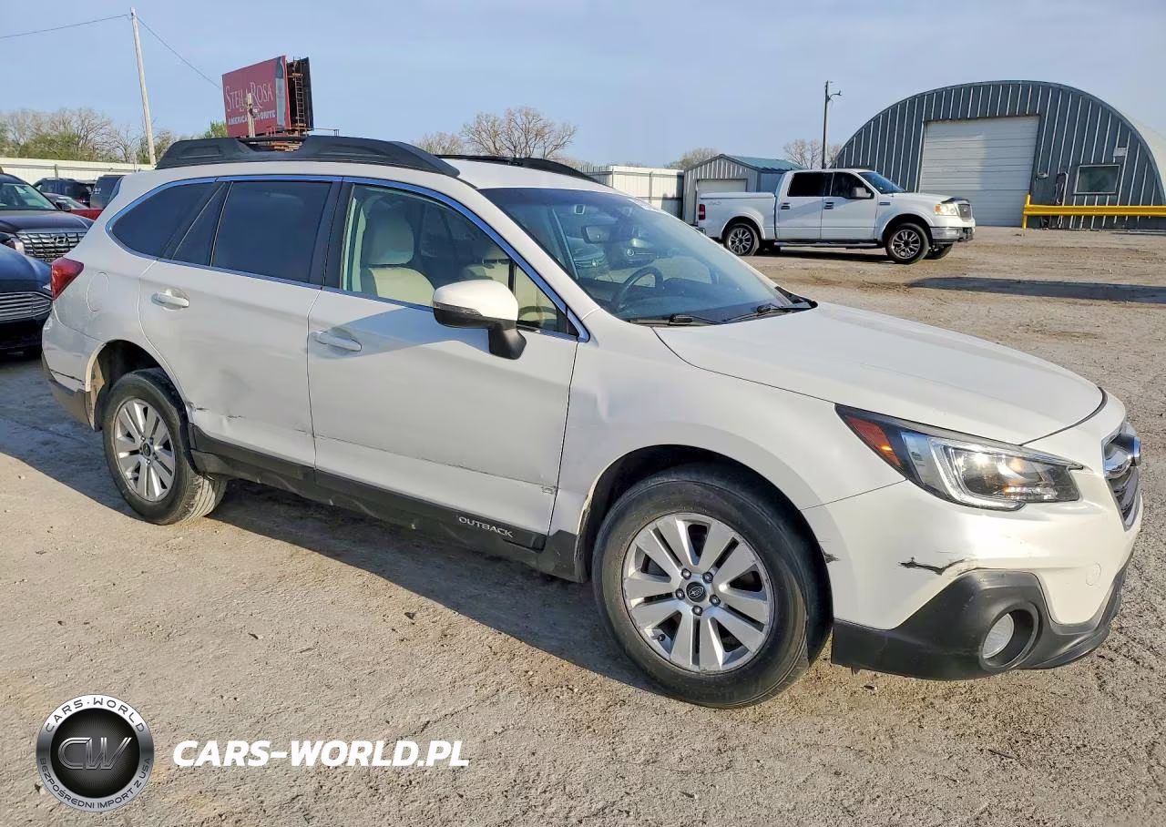 2018 Subaru Outback 2.5I Premium VIN:4S4BSAFC6J3356555 - 4