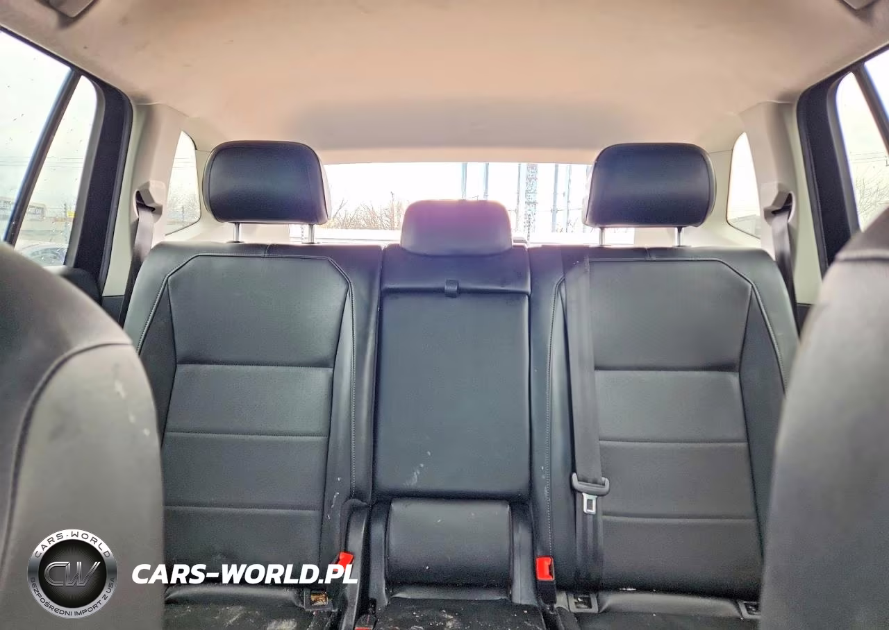 2018 Volkswagen Tiguan VIN:3VV2B7AX2JM075211 - 10
