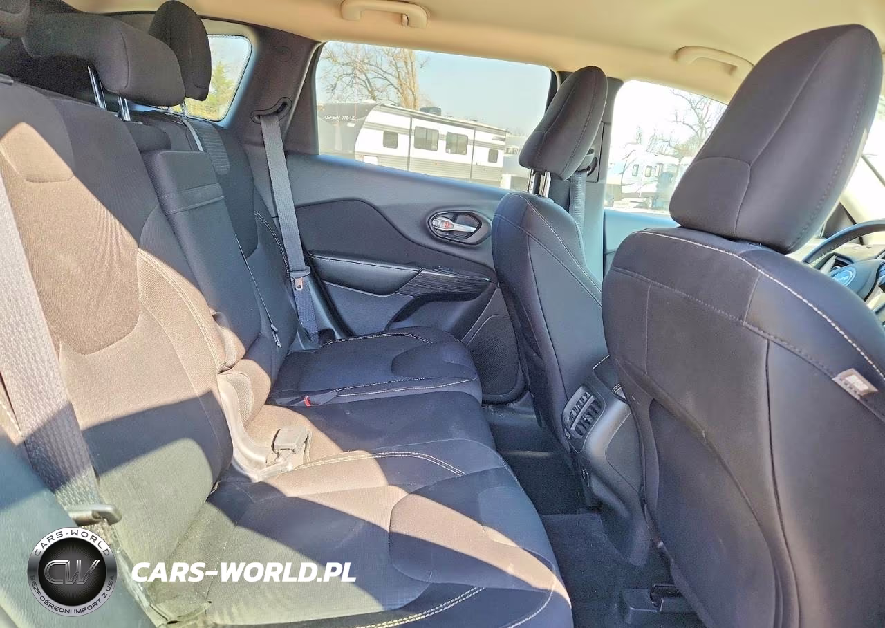 2015 Jeep Cherokee Latitude VIN:1C4PJLCB8FW700123 - 11