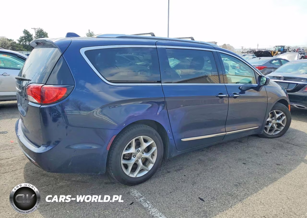 2017 Chrysler Pacifica Touring L Plus VIN:2C4RC1EG4HR579439 - 3
