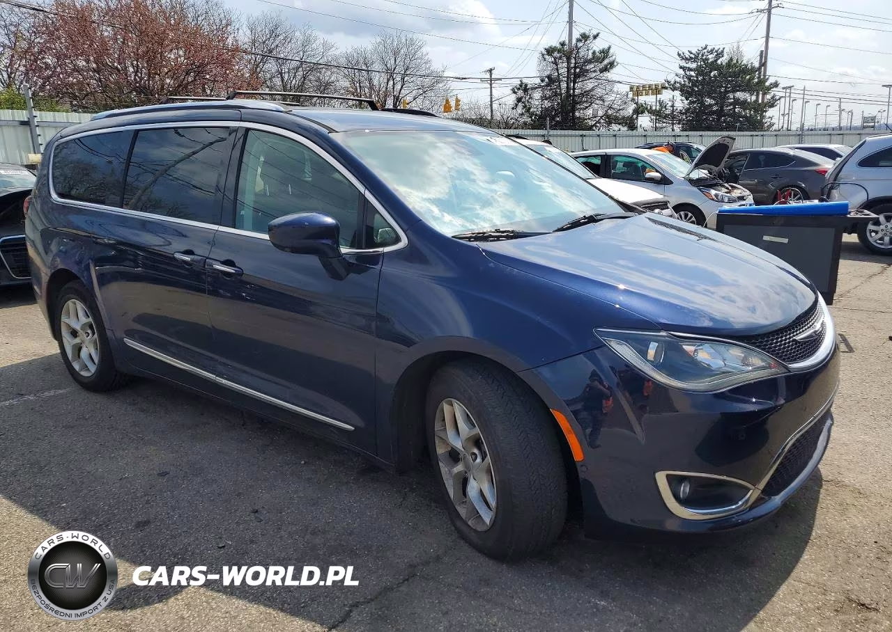 2017 Chrysler Pacifica Touring L Plus VIN:2C4RC1EG4HR579439 - 4