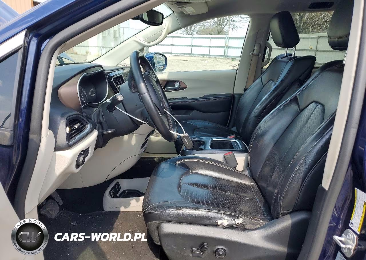 2017 Chrysler Pacifica Touring L Plus VIN:2C4RC1EG4HR579439 - 7