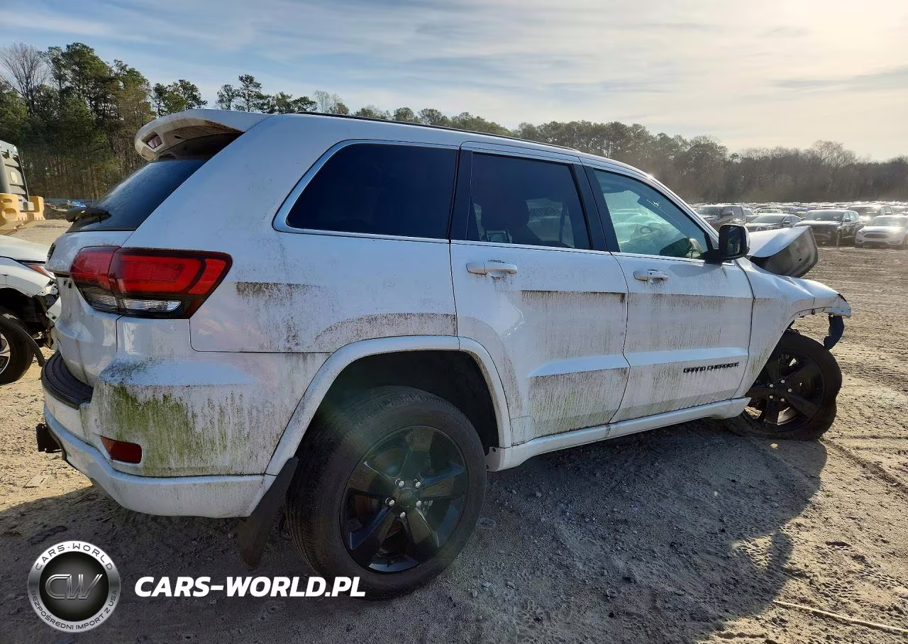 2015 Jeep Grand Cherokee Laredo VIN:1C4RJFAG0FC186942 - 3