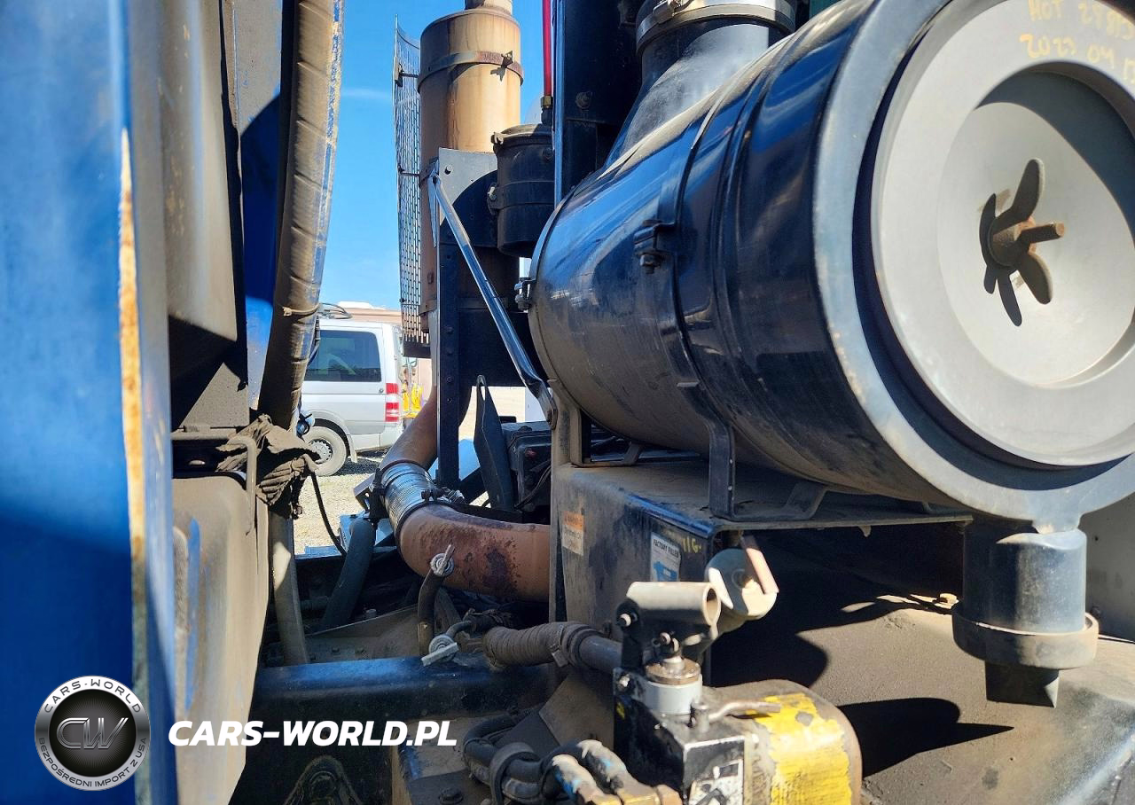 2001 Peterbilt 320 VIN:1NPZH07X71D713046 - 11