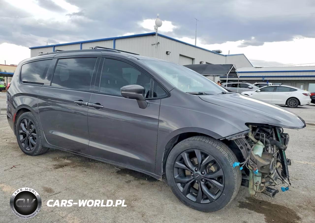 2018 Chrysler Pacifica Limited VIN:2C4RC1GG0JR259893 - 4