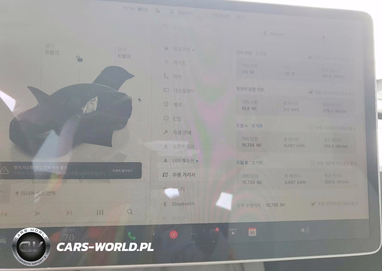 2025 Tesla Model Y VIN:7SAYGDEE5SA360332 - 9