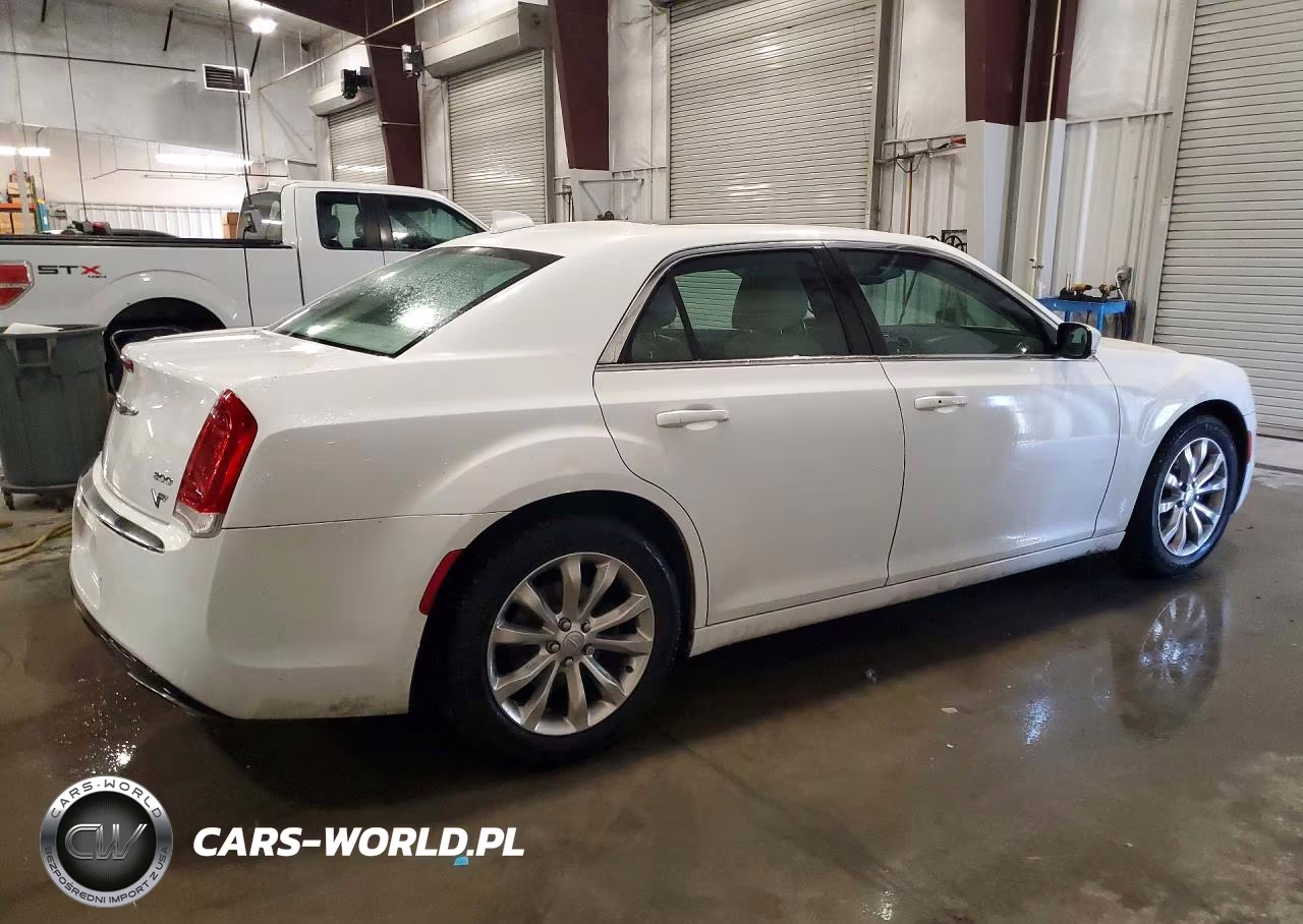 2016 Chrysler 300 Limited VIN:2C3CCARG3GH321437 - 3
