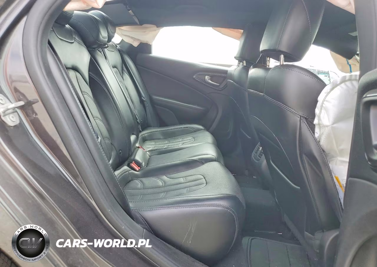 2015 Chrysler 200 S VIN:1C3CCCBB3FN747970 - 10