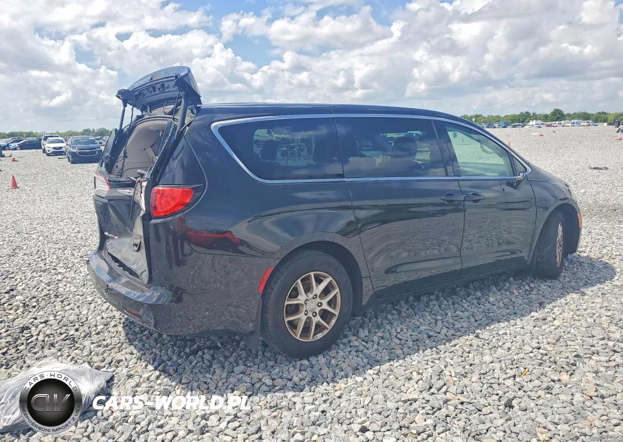 2017 Chrysler Pacifica Touring VIN:2C4RC1DG5HR609064 - 3