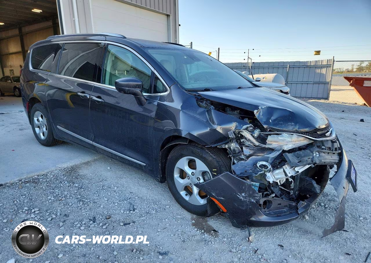 2017 Chrysler Pacifica Touring L Plus VIN:2C4RC1EG2HR528540 - 4