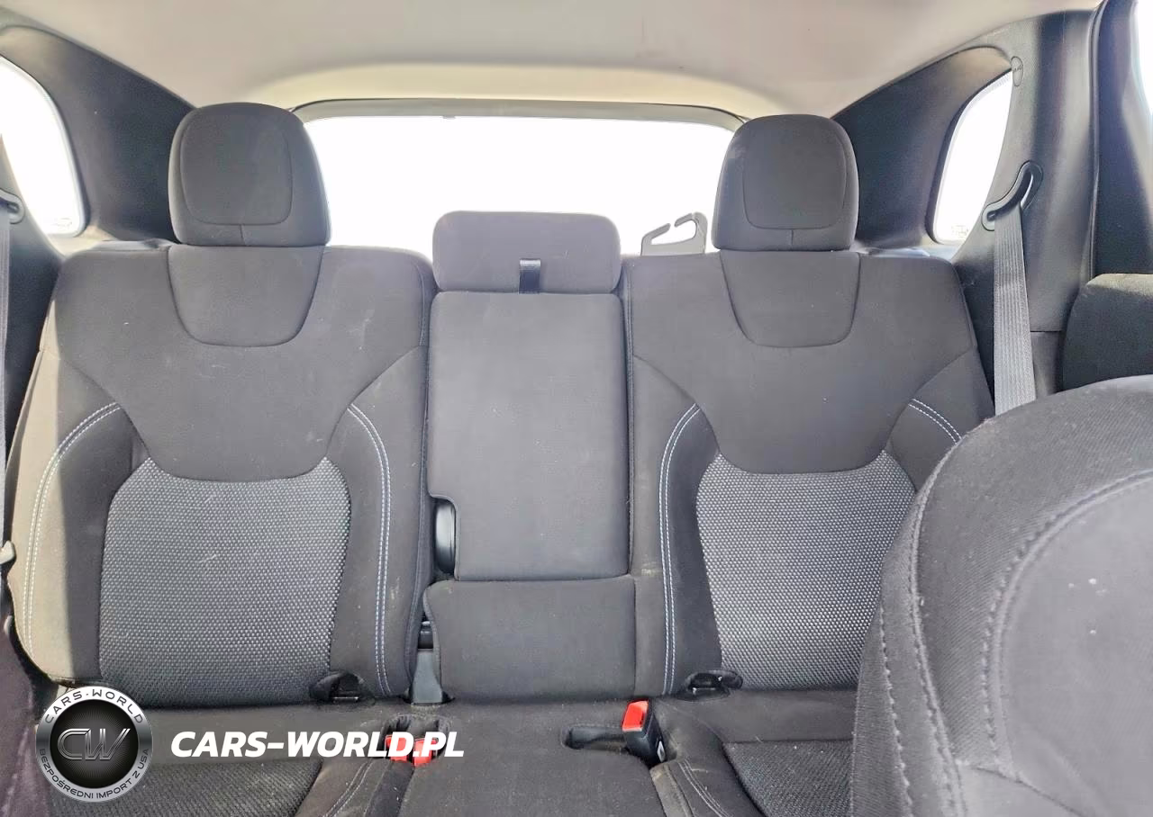 2019 Jeep Cherokee Latitude VIN:1C4PJLCB0KD479199 - 10