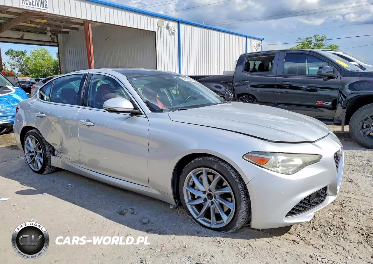 2021 Alfa Romeo Giulia Sport VIN:ZARFAMAN0M7641922 - 4