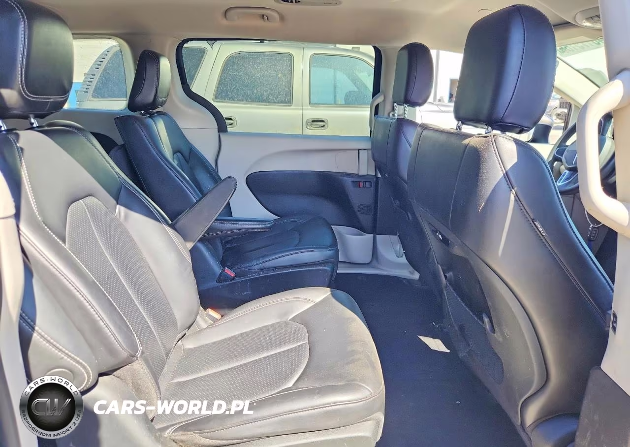 2023 Chrysler Pacifica Hybrid Touring L VIN:2C4RC1L75PR626219 - 10