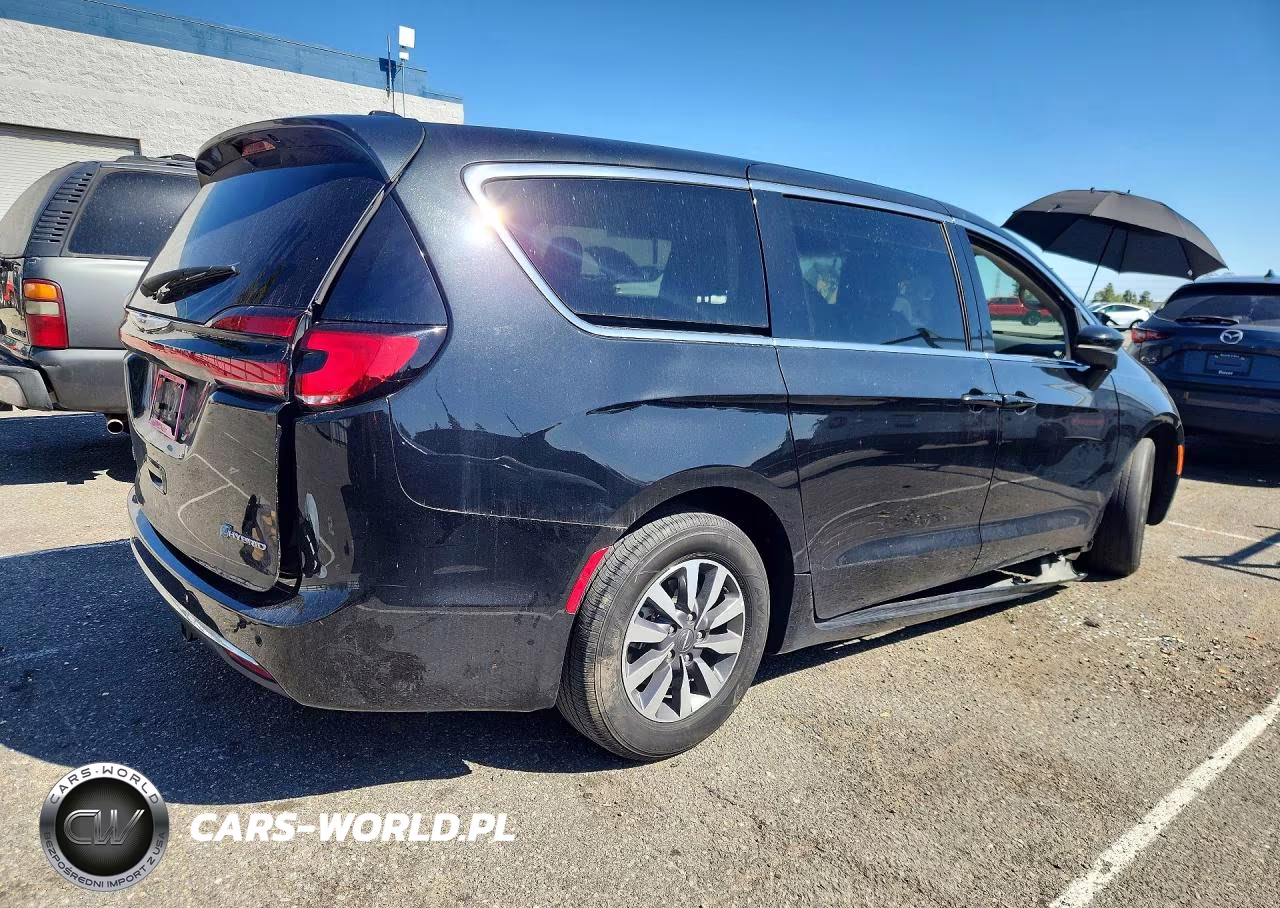 2023 Chrysler Pacifica Hybrid Touring L VIN:2C4RC1L75PR626219 - 3