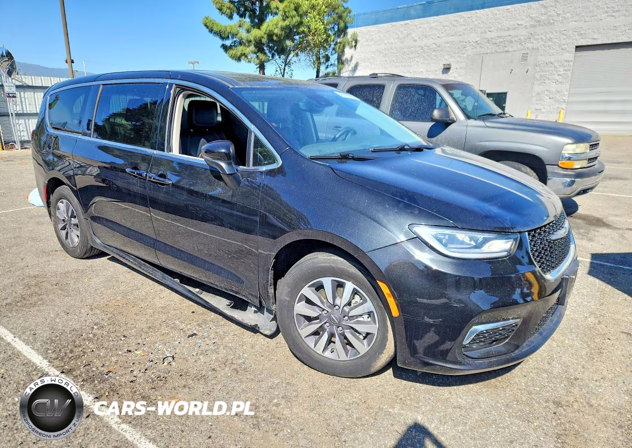 2023 Chrysler Pacifica Hybrid Touring L VIN:2C4RC1L75PR626219 - 4