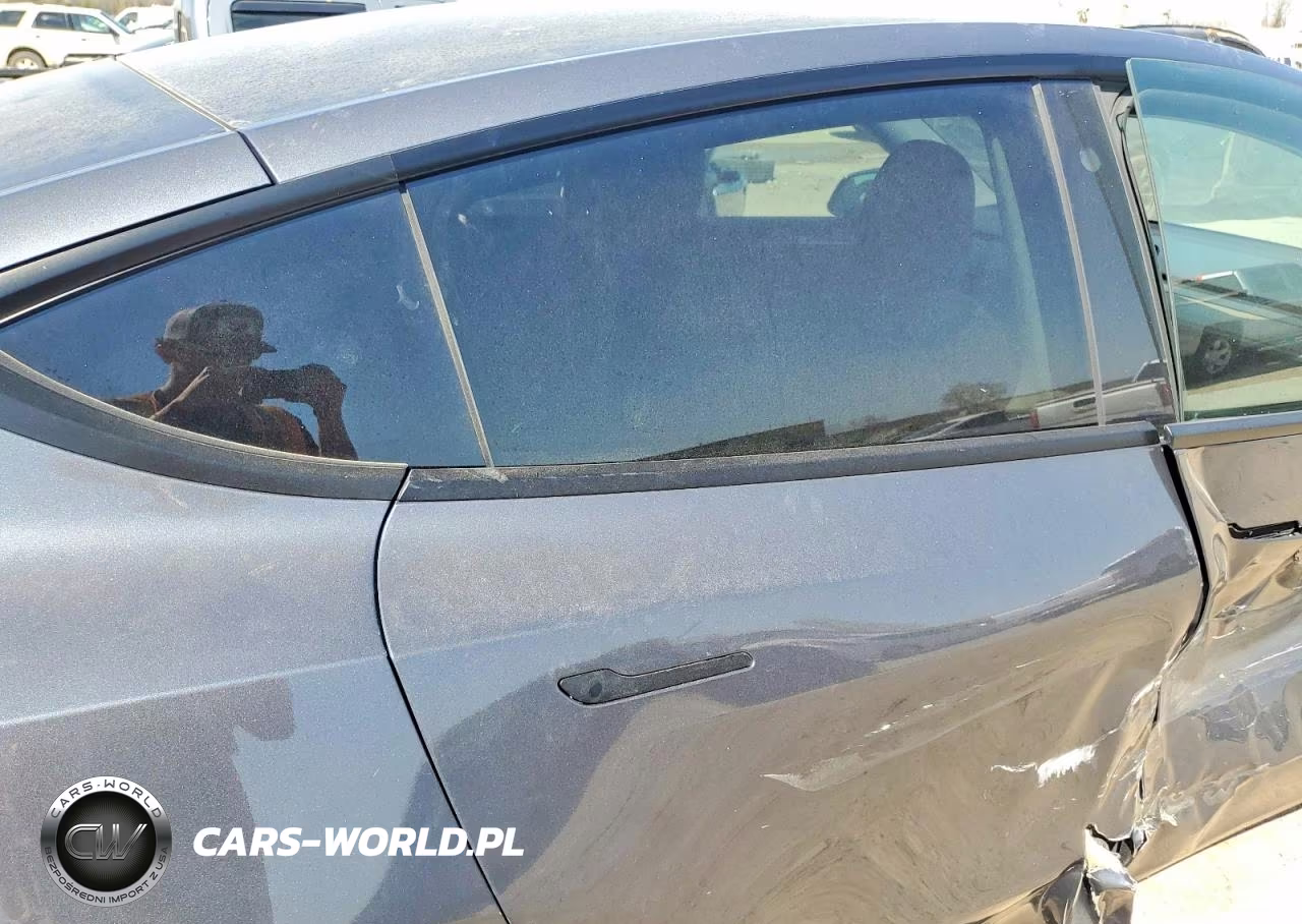 2023 Tesla Model Y VIN:7SAYGDEE2PF608840 - 10