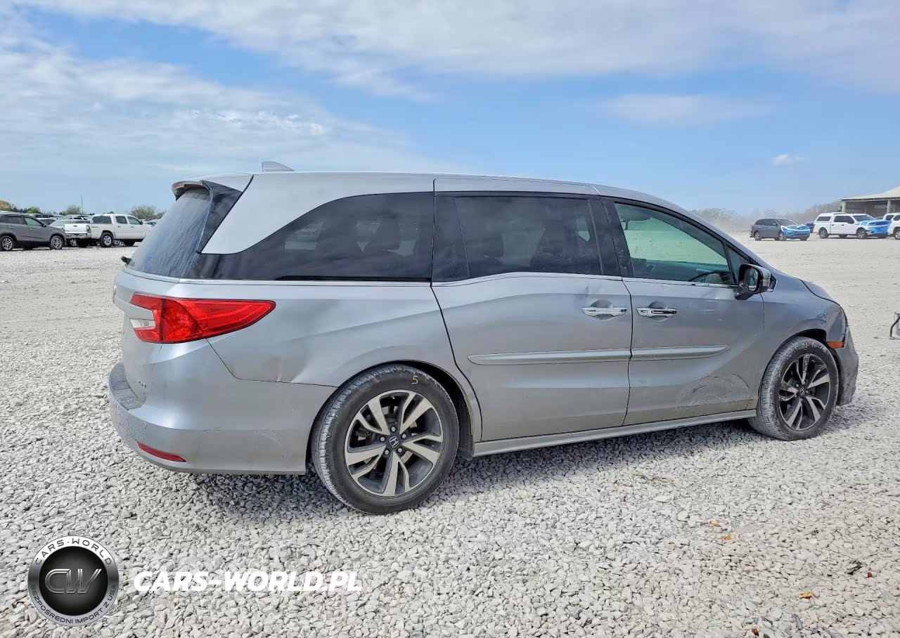 2018 Honda Odyssey Elite VIN:5FNRL6H92JB013775 - 3