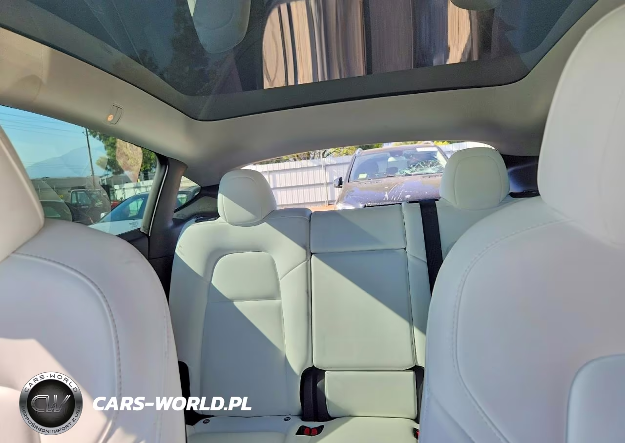 2022 Tesla Model Y VIN:7SAYGDEF7NF379772 - 10