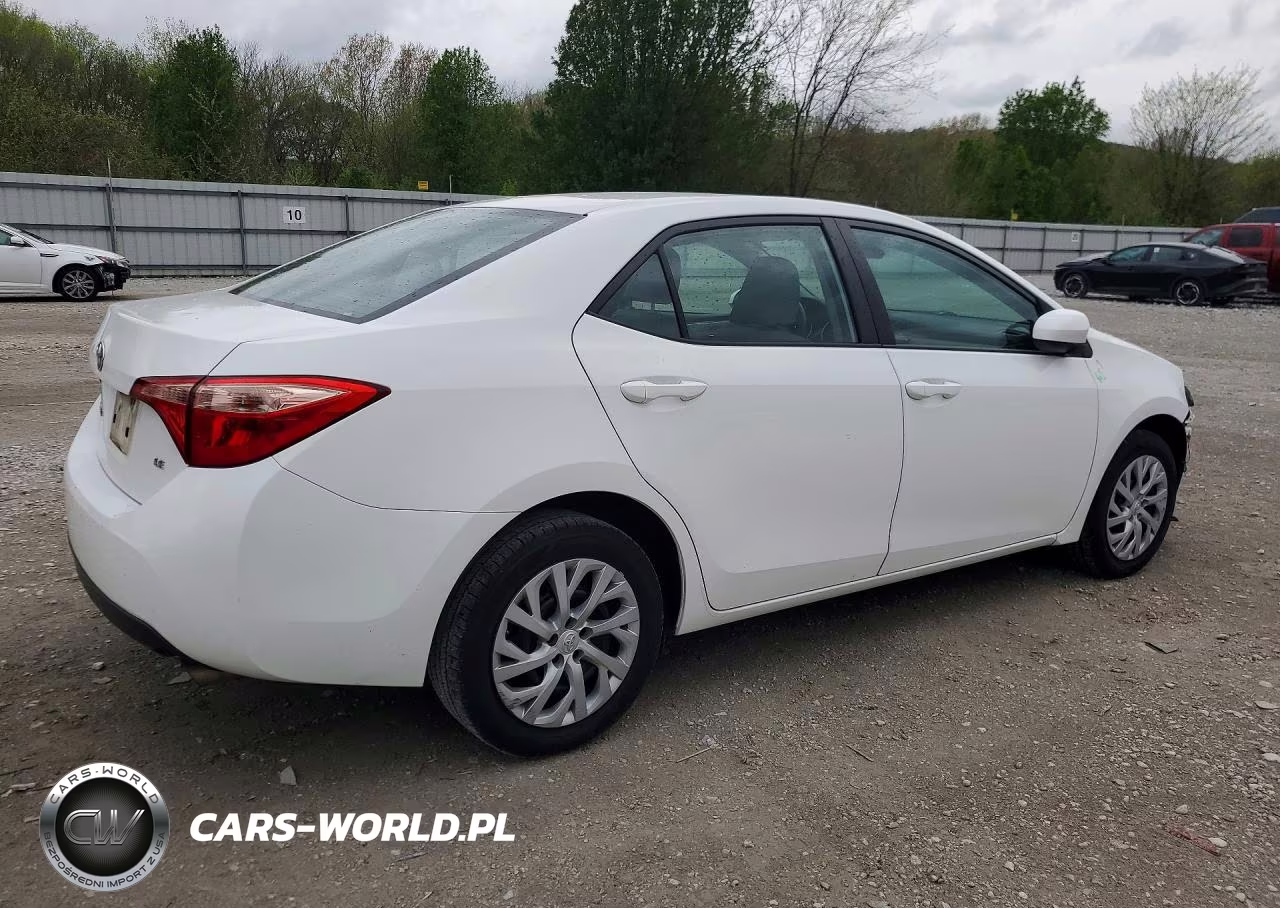 2018 Toyota Corolla Le VIN:5YFBURHE5JP742032 - 3