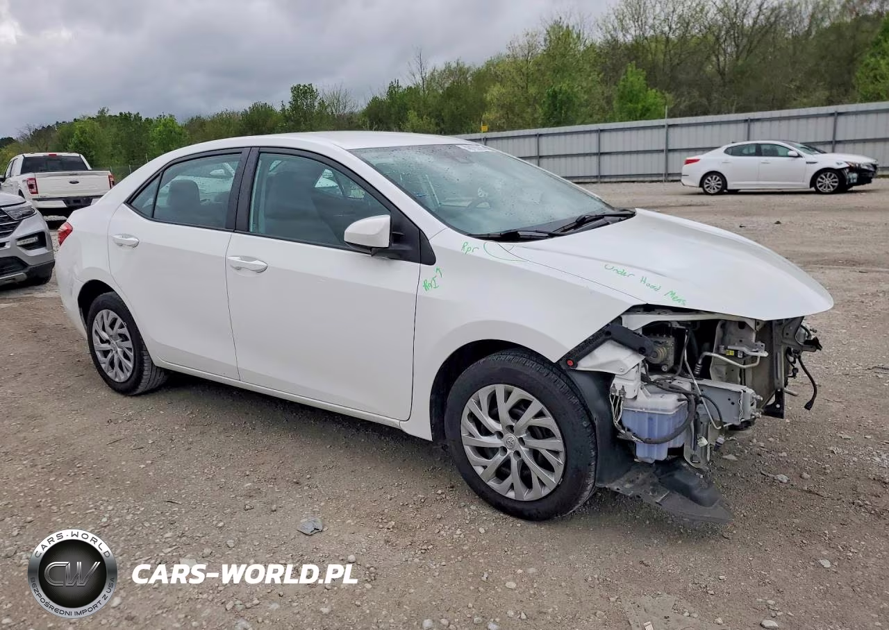 2018 Toyota Corolla Le VIN:5YFBURHE5JP742032 - 4