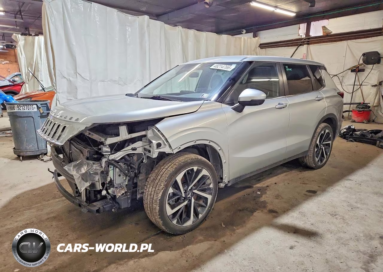 2023 Mitsubishi Outlander Se