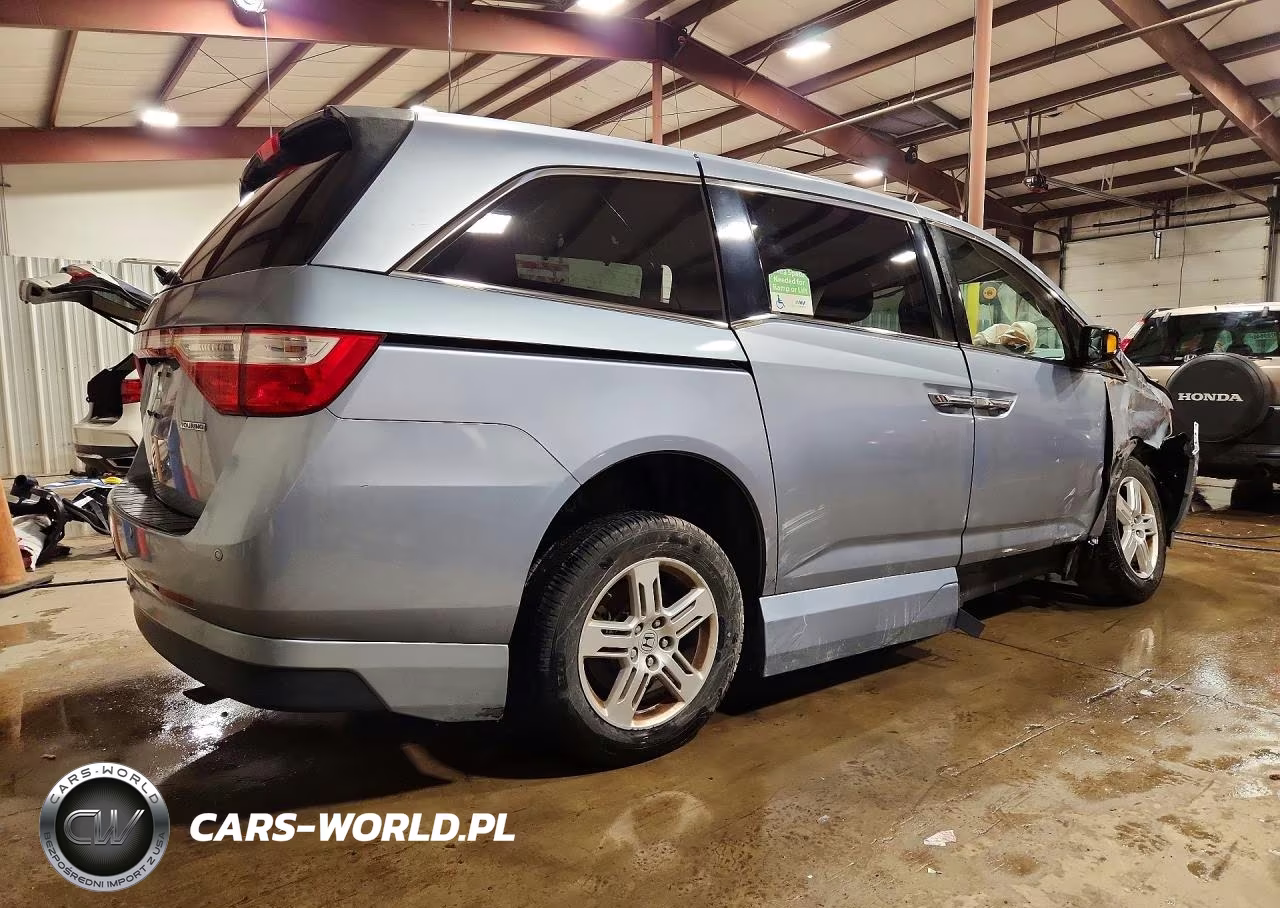 2012 Honda Odyssey Touring VIN:5FNRL5H91CB010444 - 3