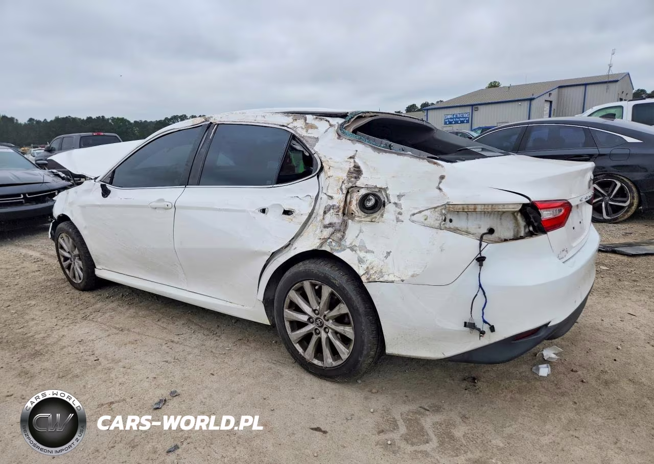 2018 Toyota Camry Le VIN:4T1B11HK3JU621868 - 2