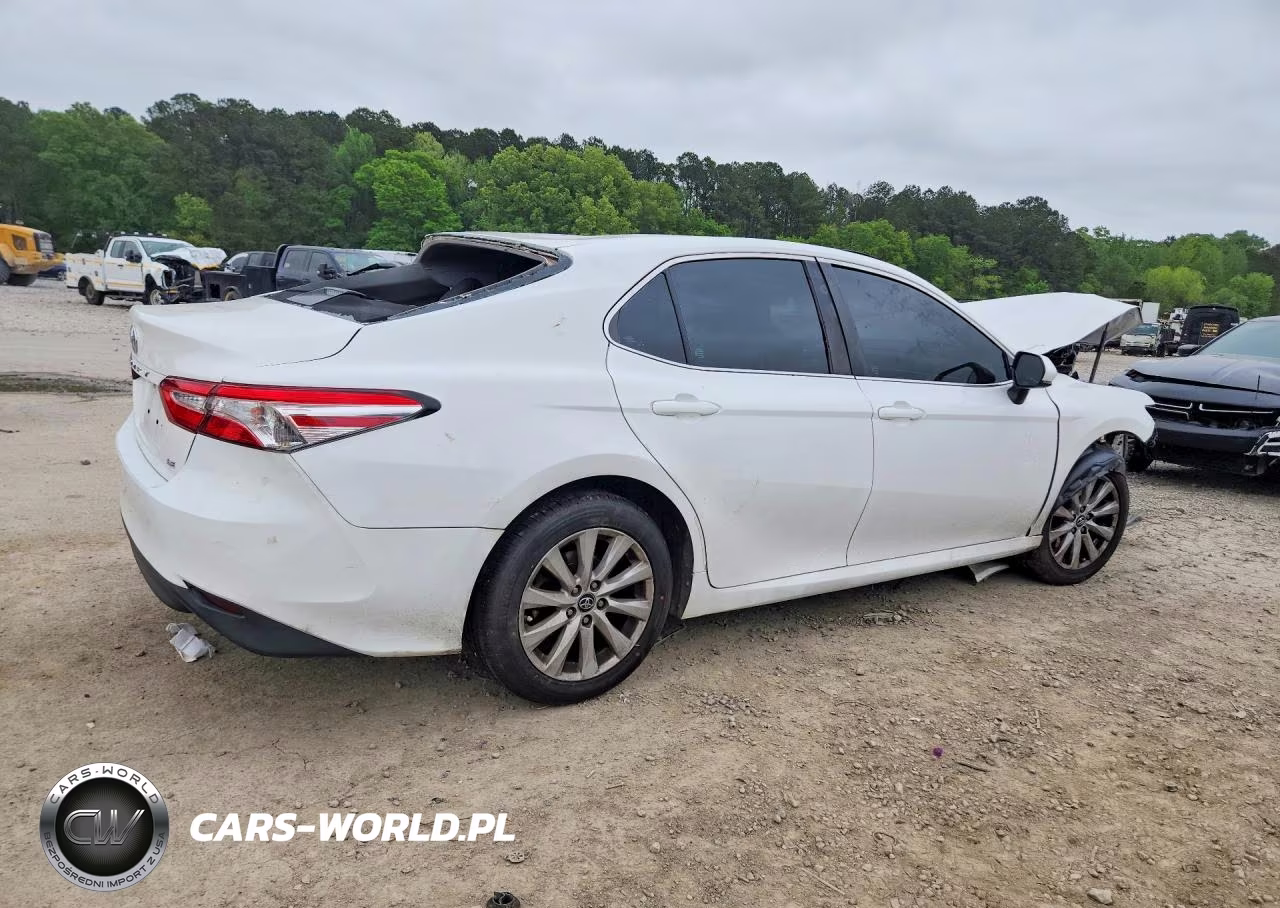 2018 Toyota Camry Le VIN:4T1B11HK3JU621868 - 3