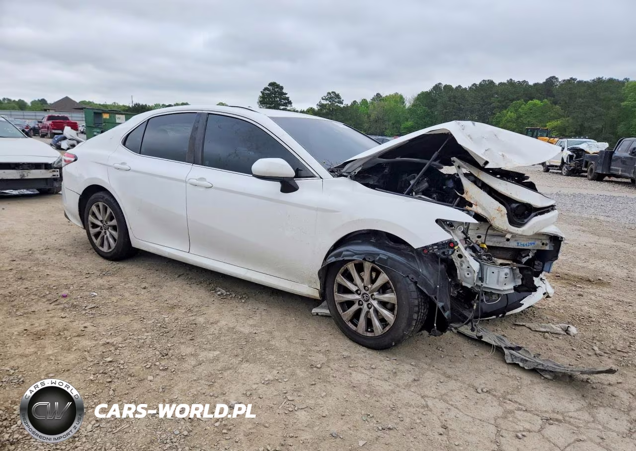 2018 Toyota Camry Le VIN:4T1B11HK3JU621868 - 4