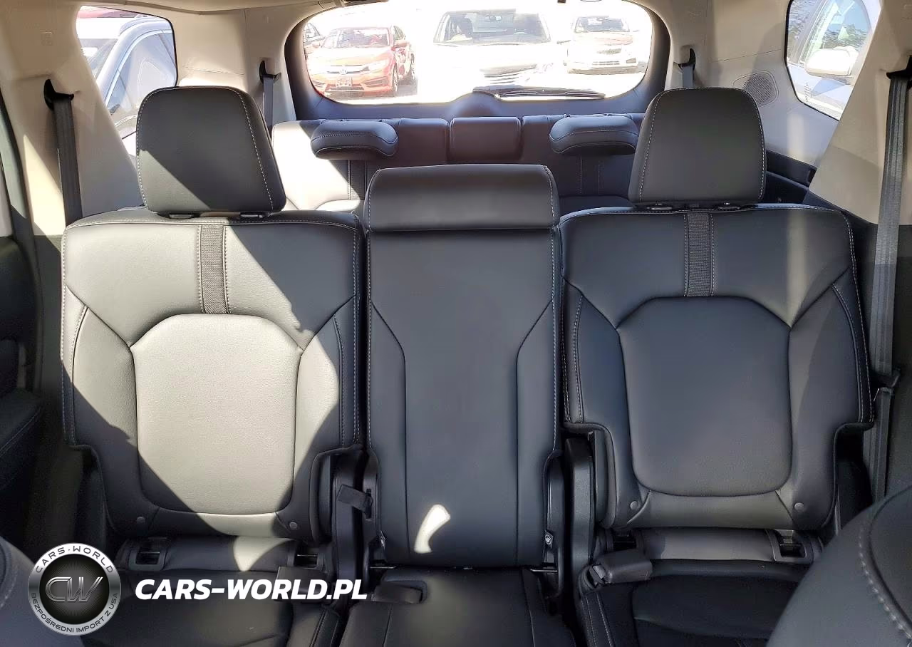 2025 Honda Pilot Touring VIN:5FNYG1H74SB136805 - 10