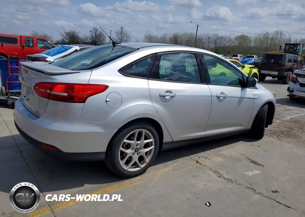 2015 Ford Focus Se VIN:1FADP3F22FL361086 - 3