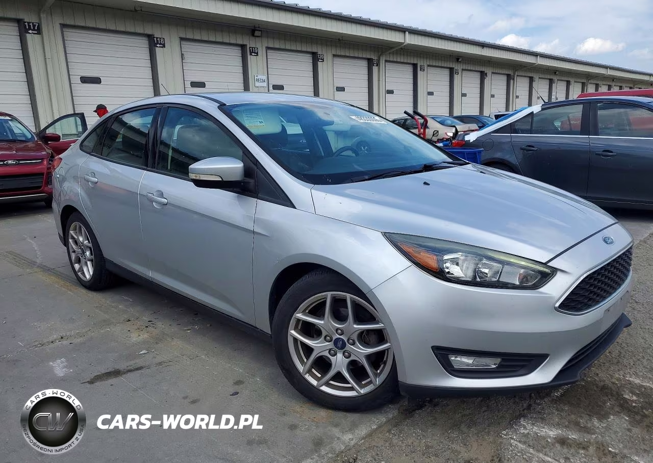 2015 Ford Focus Se VIN:1FADP3F22FL361086 - 4