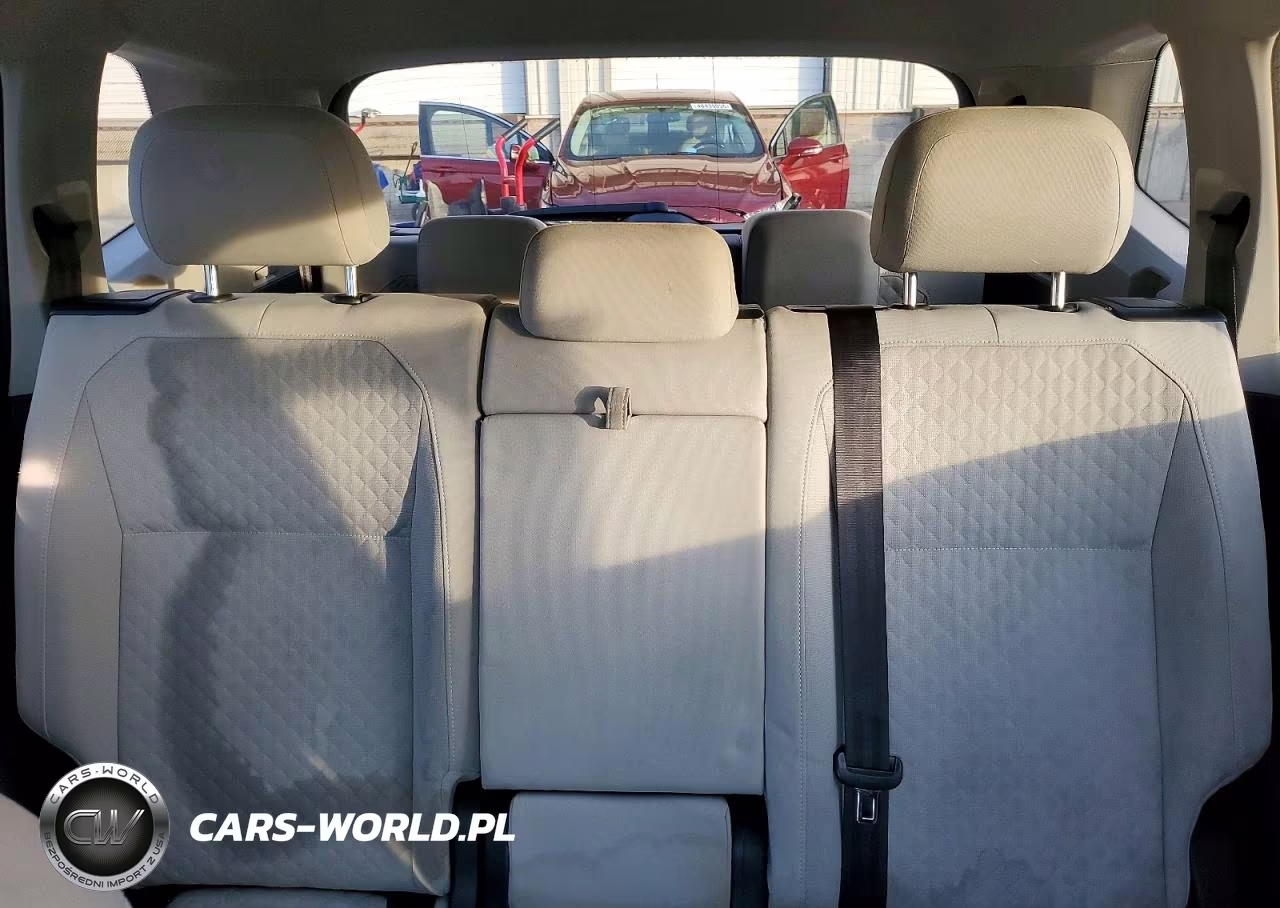 2018 Volkswagen Tiguan S VIN:3VV1B7AX8JM120535 - 10