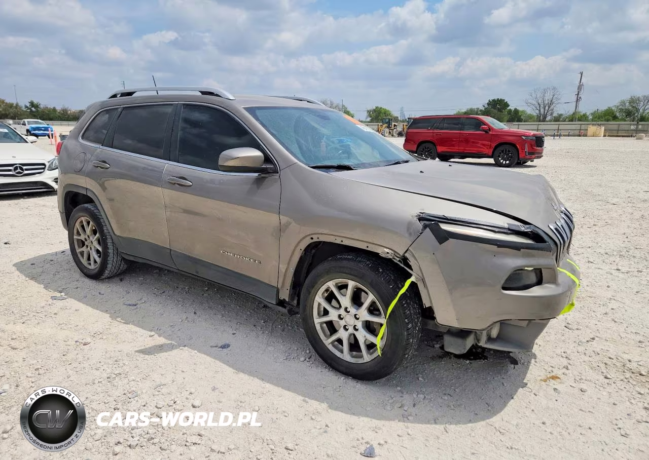 2016 Jeep Cherokee Latitude VIN:1C4PJLCS8GW332253 - 4