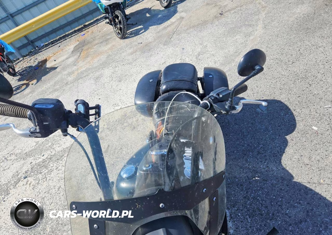 2017 Indian Motorcycle Co. Chief Dark Horse VIN:56KCCDAA4H3342476 - 5