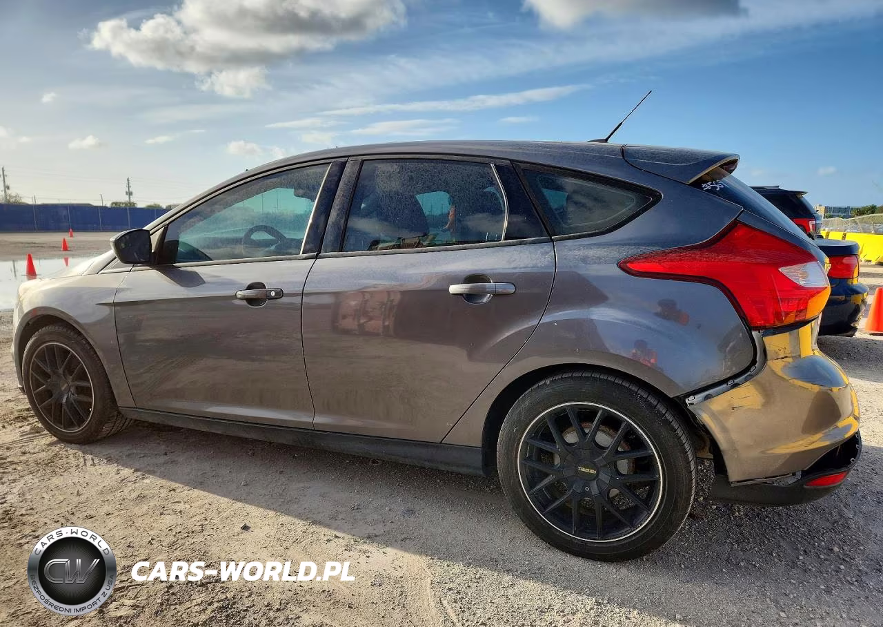 FORD FOCUS SE VIN:1FAHP3K23CL415420 - 2