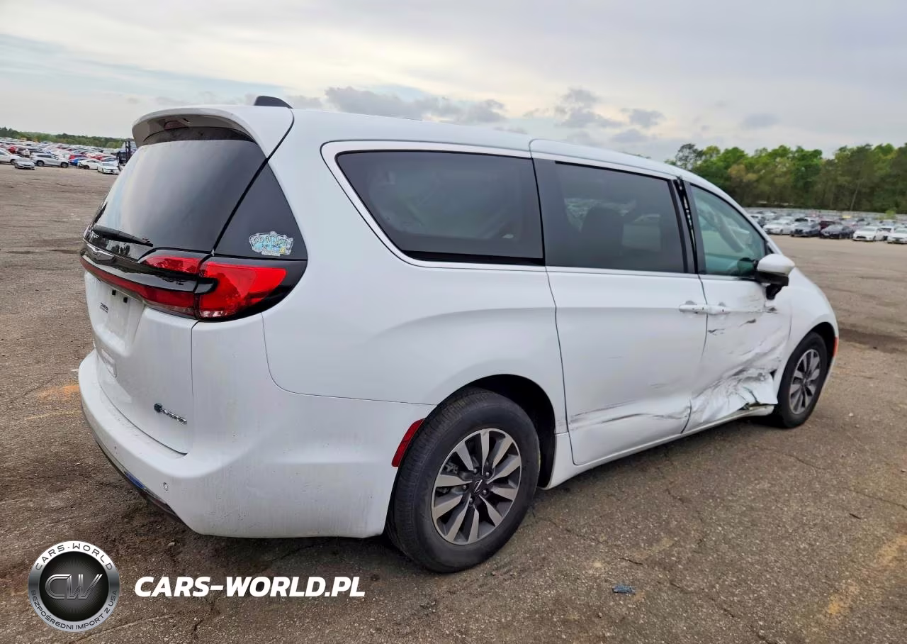 2023 Chrysler Pacifica Hybrid Touring L VIN:2C4RC1L74PR626499 - 3