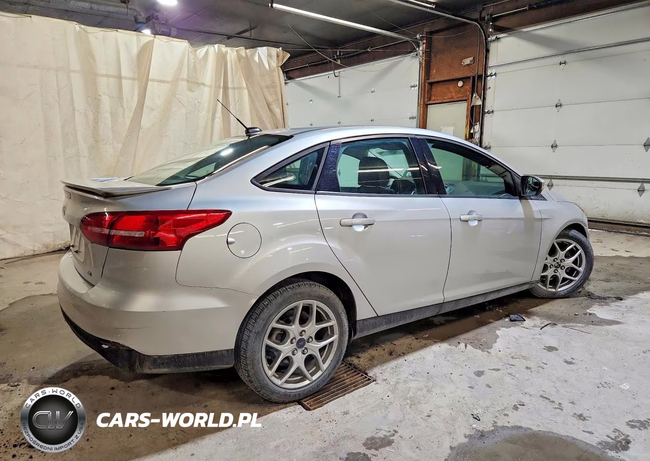 2015 Ford Focus Se VIN:1FADP3F22FL346698 - 3