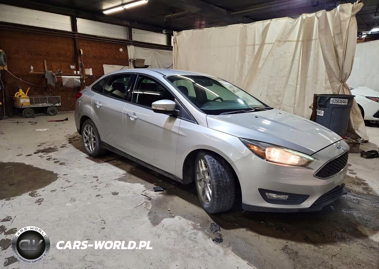 2015 Ford Focus Se VIN:1FADP3F22FL346698 - 4