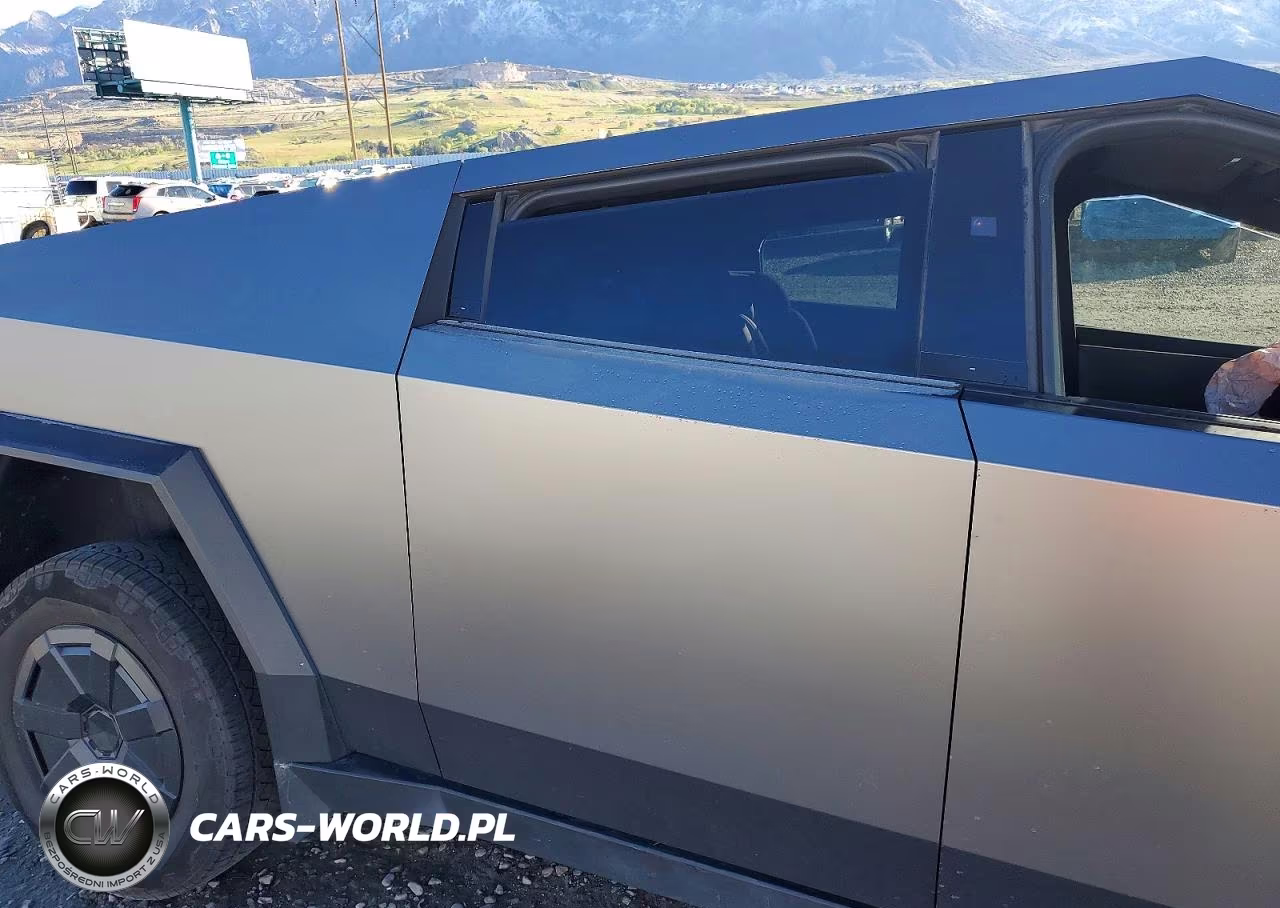 2025 Tesla Cybertruck VIN:7G2CEHED7SA070036 - 10