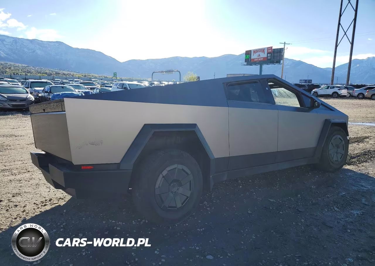 2025 Tesla Cybertruck VIN:7G2CEHED7SA070036 - 3