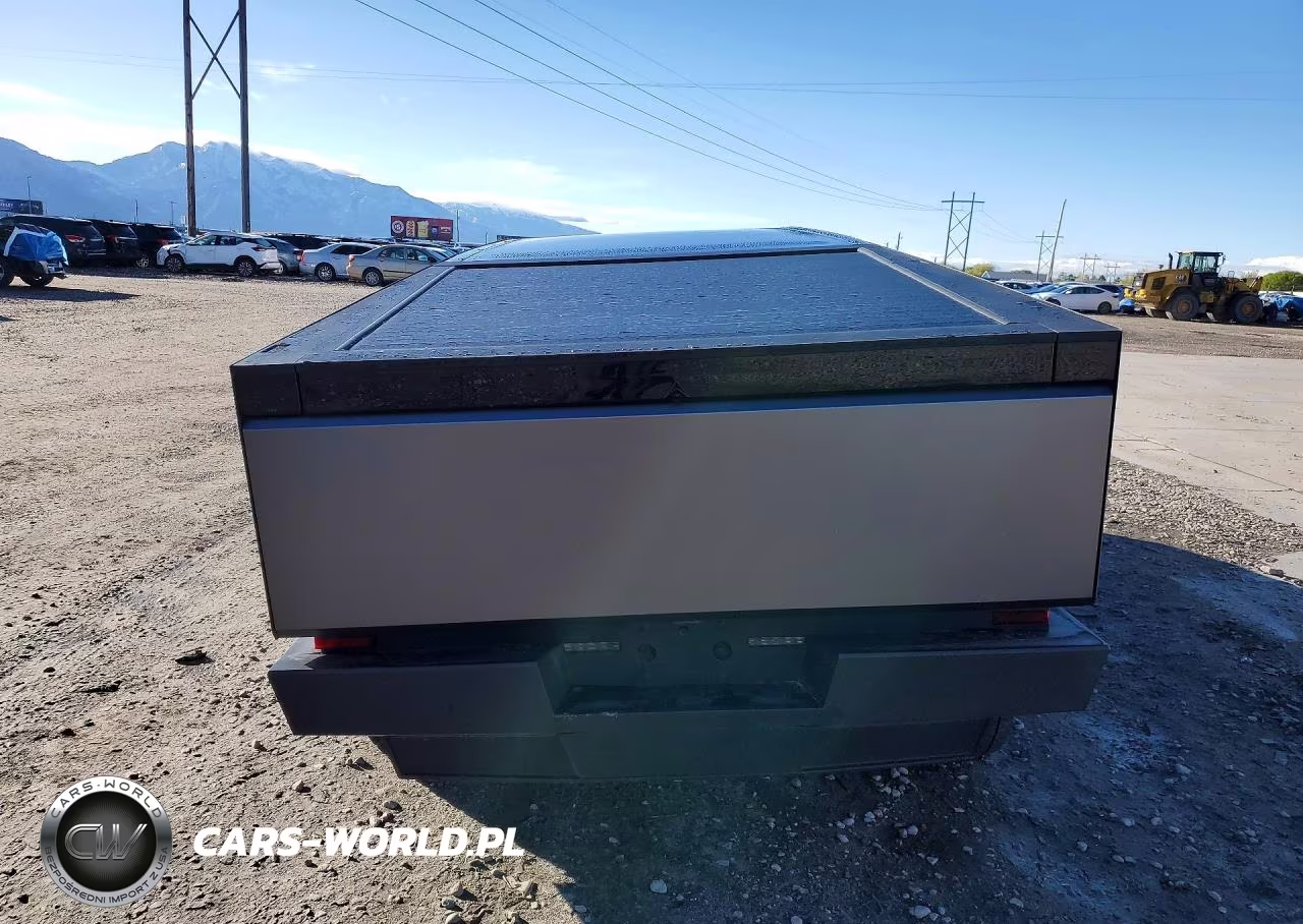 2025 Tesla Cybertruck VIN:7G2CEHED7SA070036 - 6
