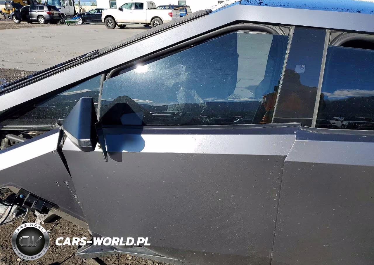 2025 Tesla Cybertruck VIN:7G2CEHED7SA070036 - 7
