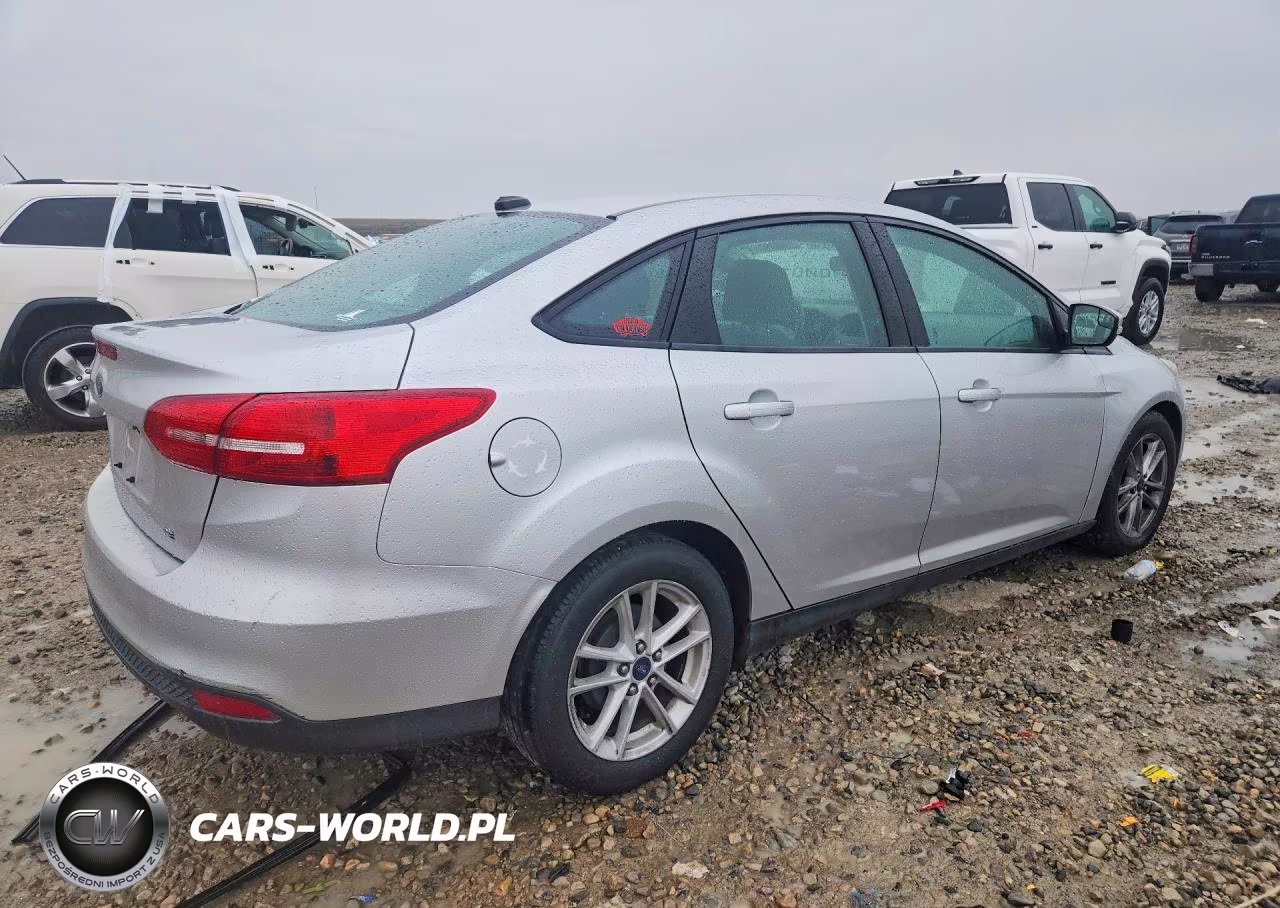 2015 Ford Focus Se VIN:1FADP3F20FL370241 - 3