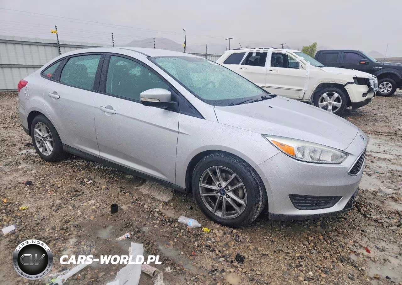 2015 Ford Focus Se VIN:1FADP3F20FL370241 - 4