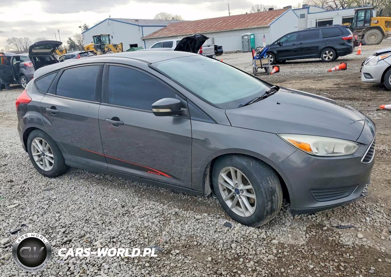 2015 Ford Focus Se VIN:1FADP3K21FL245383 - 4